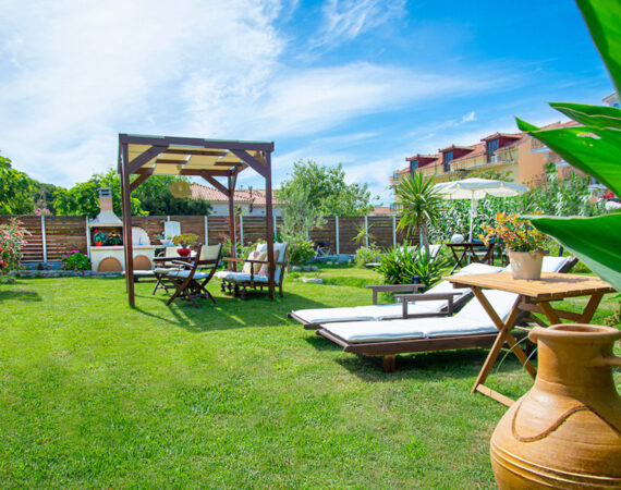 BBQ with dining area / private fenced garden.