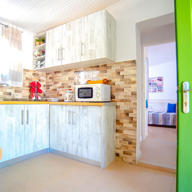 Fully equipped kitchen.