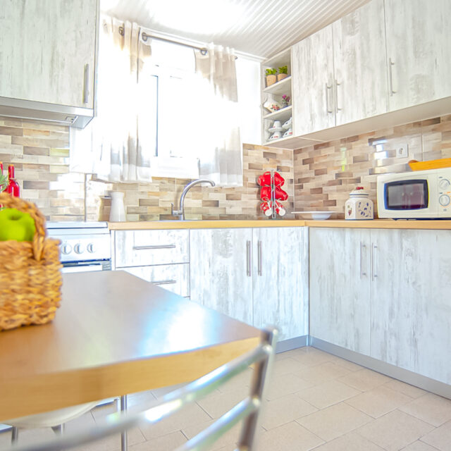 Fully equipped kitchen.