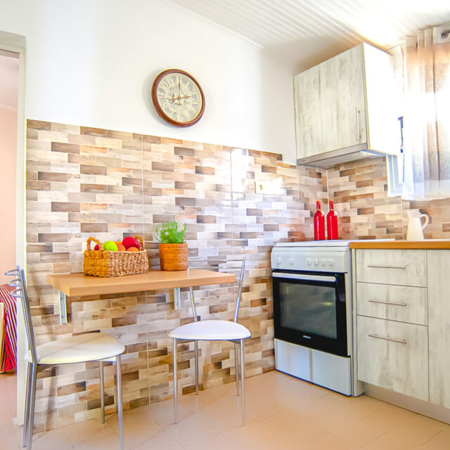 Fully equipped kitchen.