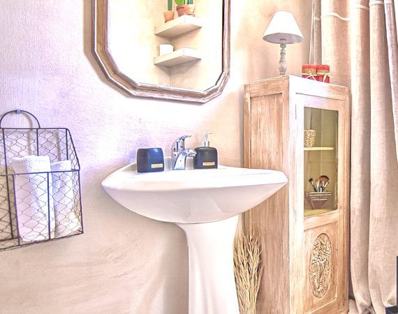 Pretty Spiti Holiday Home_Bath Large 1b